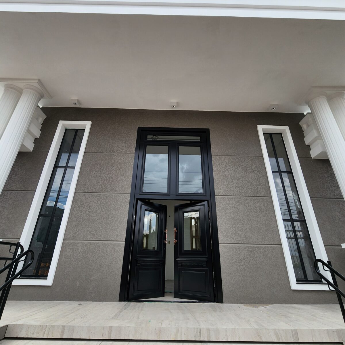 Porta em ACM modelo colonial exclusivo com dezenas de detalhes especiais - Imagem 8