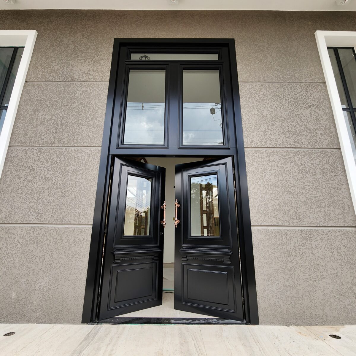 Porta em ACM modelo colonial exclusivo com dezenas de detalhes especiais - Imagem 9