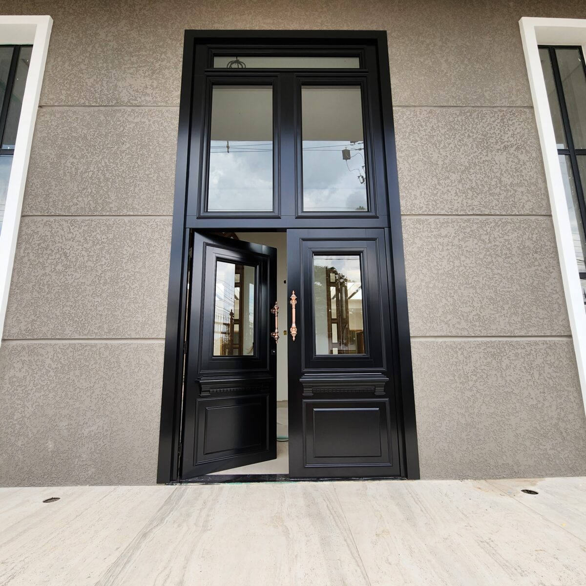 Porta em ACM modelo colonial exclusivo com dezenas de detalhes especiais - Imagem 11