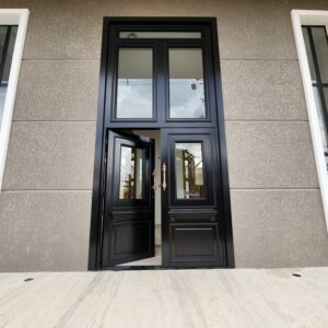 Porta em ACM modelo colonial exclusivo com dezenas de detalhes especiais - Imagem 11