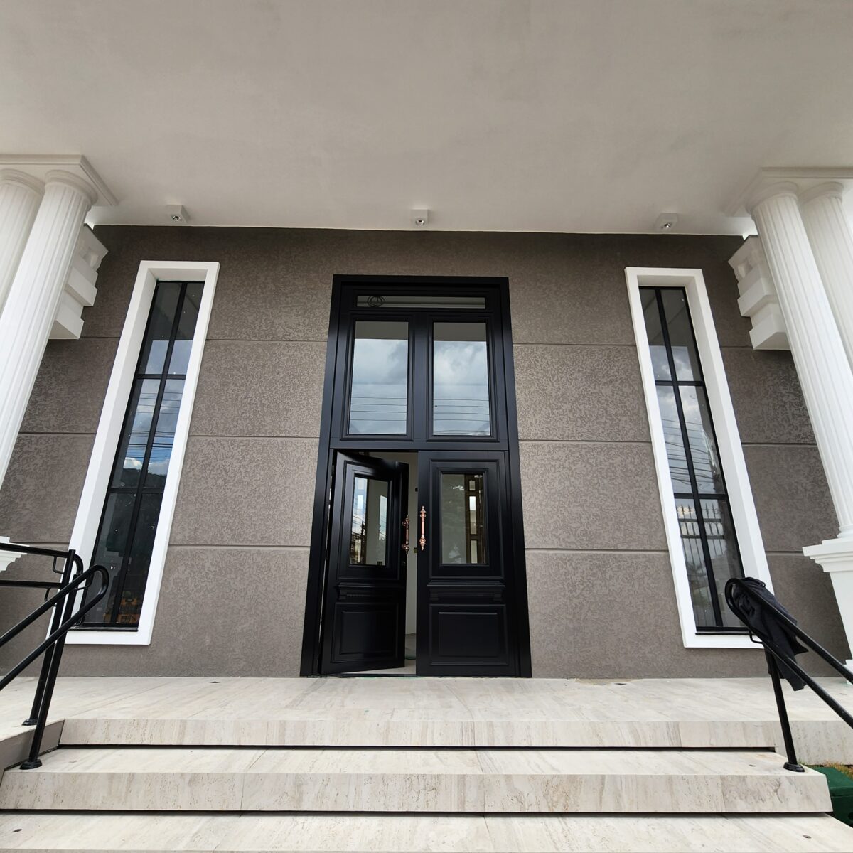 Porta em ACM modelo colonial exclusivo com dezenas de detalhes especiais - Imagem 12