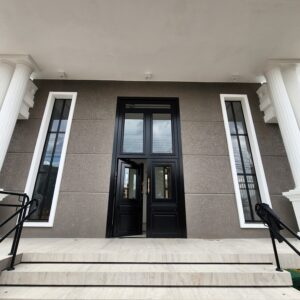 Porta em ACM modelo colonial exclusivo com dezenas de detalhes especiais - Imagem 12