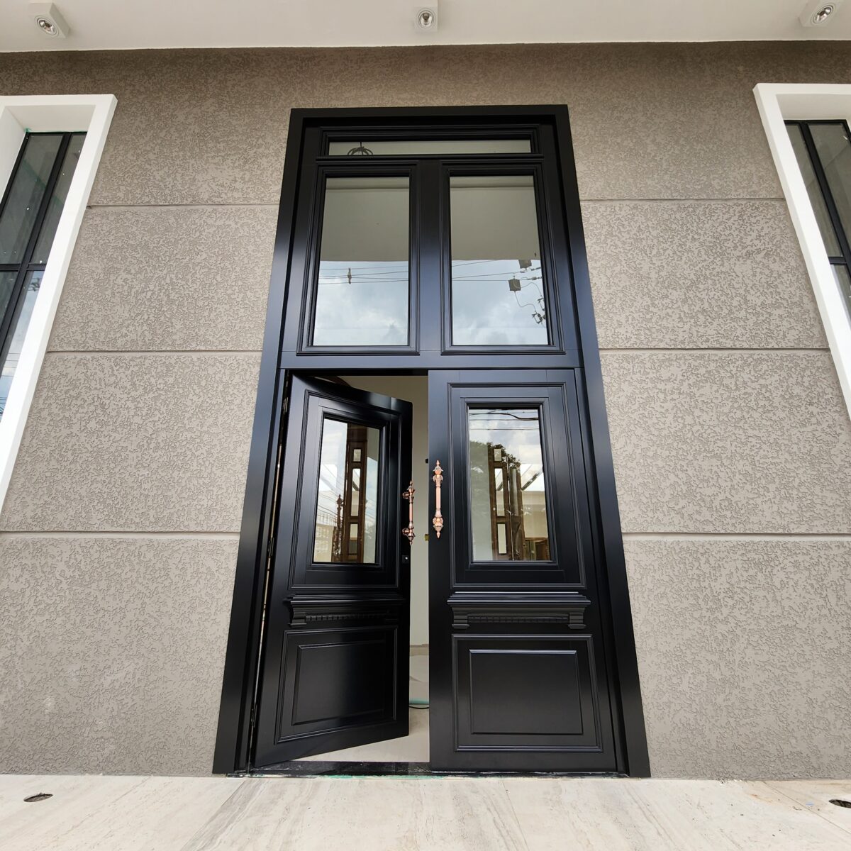 Porta em ACM modelo colonial exclusivo com dezenas de detalhes especiais - Imagem 13