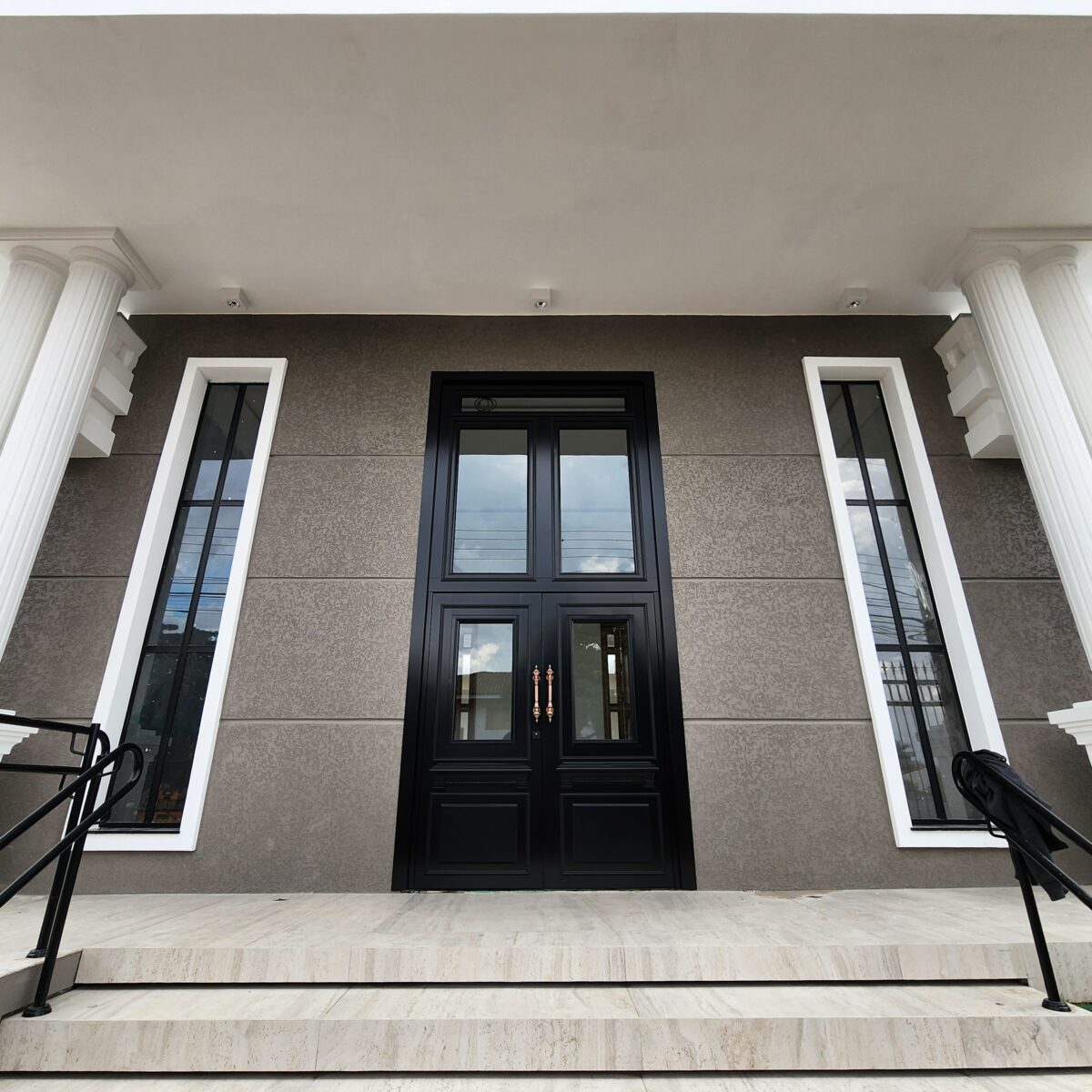 Porta em ACM modelo colonial exclusivo com dezenas de detalhes especiais - Imagem 1