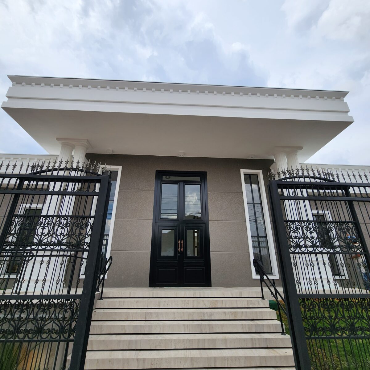 Porta em ACM modelo colonial exclusivo com dezenas de detalhes especiais - Imagem 15