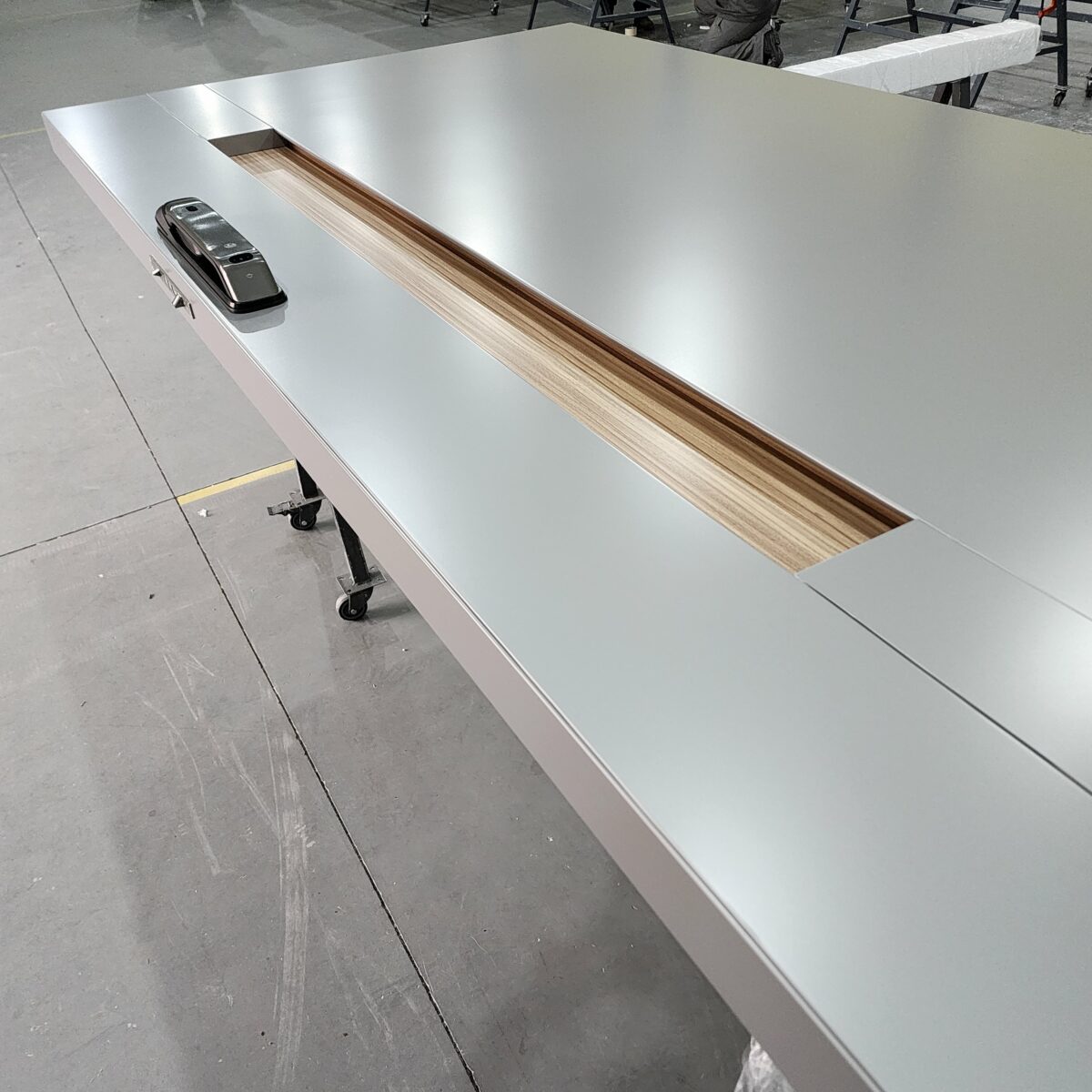 20230819_084516 Porta em ACM cinza com puxador cava na própria porta Wood Carvalho Mel - Imagem 3