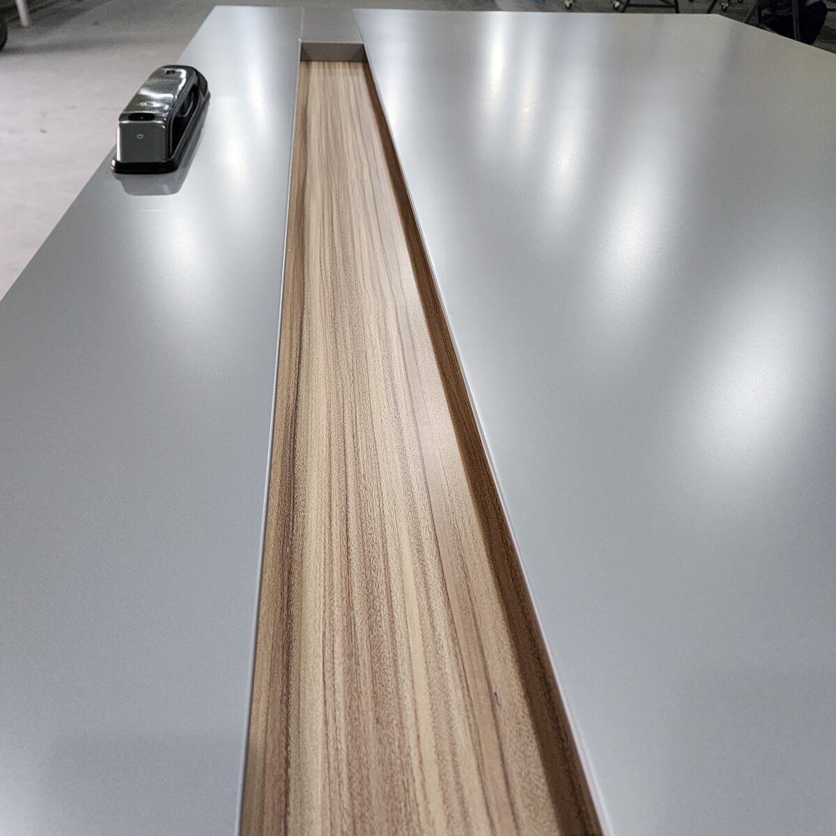 20230819_084549 Porta em ACM cinza com puxador cava na própria porta Wood Carvalho Mel - Imagem 4