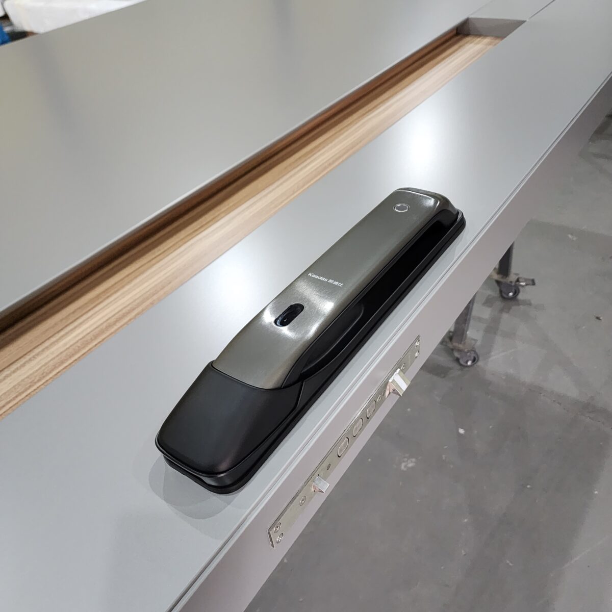 20230819_084626 Porta em ACM cinza com puxador cava na própria porta Wood Carvalho Mel - Imagem 5