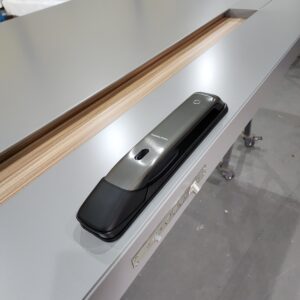 Porta em ACM cinza com puxador cava na própria porta Wood Carvalho Mel - Imagem 5