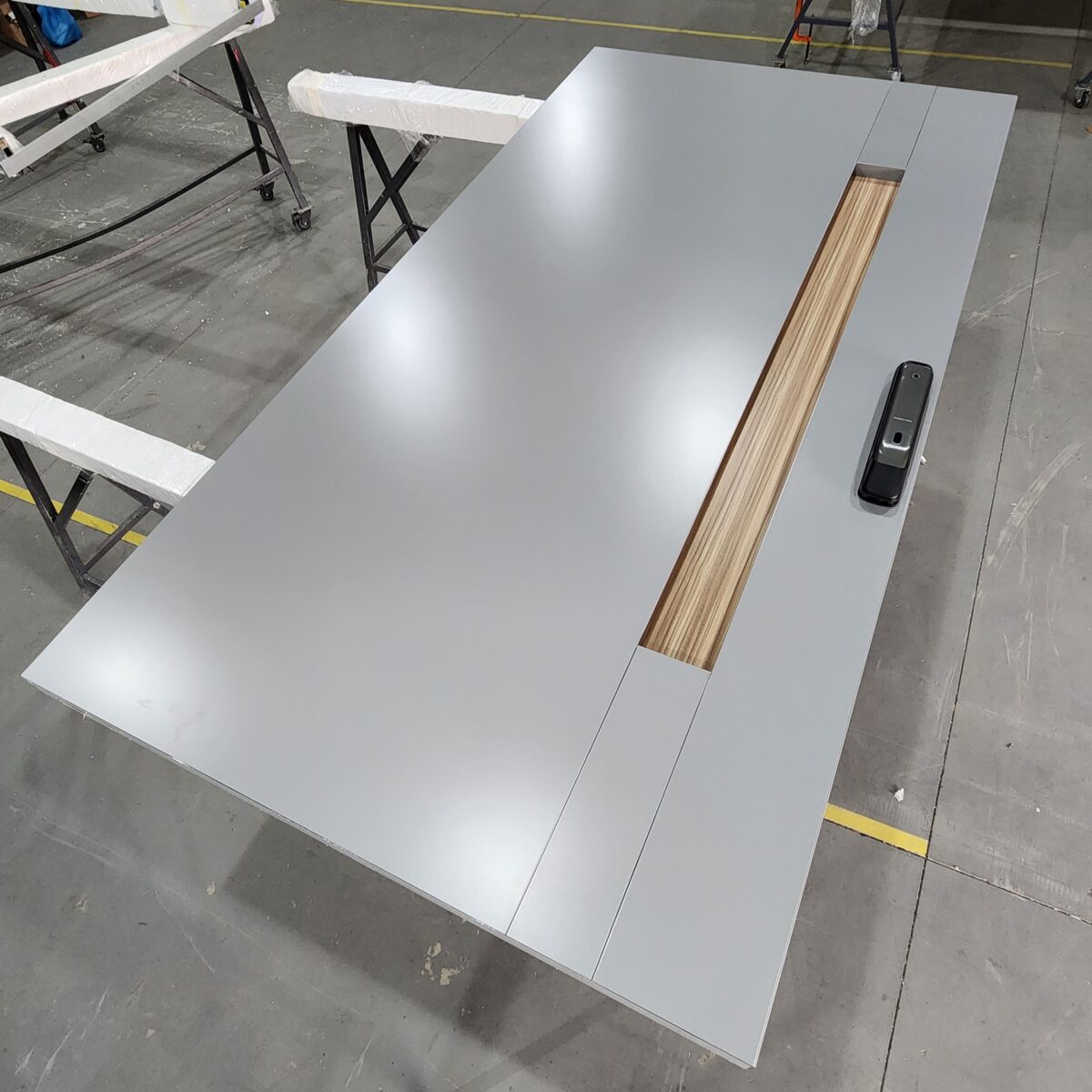 20230819_084734 Porta em ACM cinza com puxador cava na própria porta Wood Carvalho Mel - Imagem 1