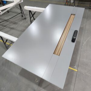 Porta em ACM cinza com puxador cava na própria porta Wood Carvalho Mel