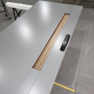 Porta em ACM cinza com puxador cava na própria porta Wood Carvalho Mel - Imagem 2