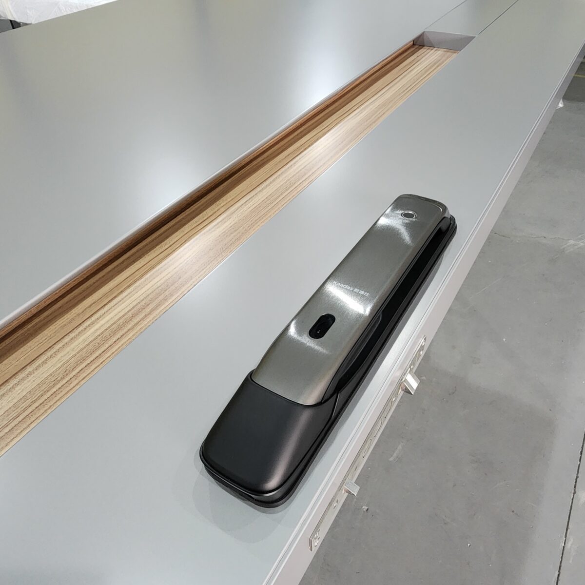 20230819_084846 Porta em ACM cinza com puxador cava na própria porta Wood Carvalho Mel - Imagem 6