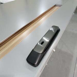 Porta em ACM cinza com puxador cava na própria porta Wood Carvalho Mel - Imagem 6