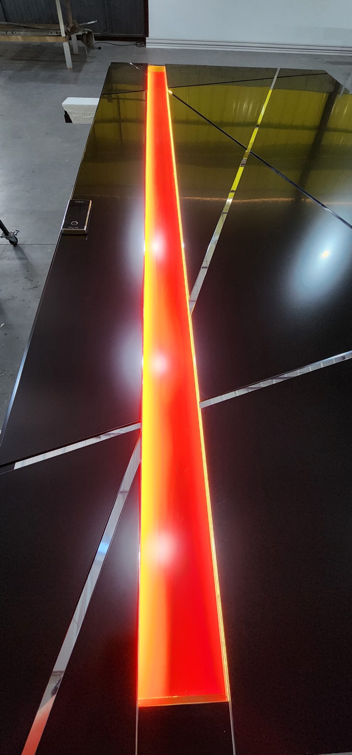 20230819_095417 Porta em ACM modelo BBB preto fosco com puxador cava vermelho com led - Imagem 3