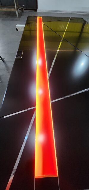 Porta em ACM modelo BBB preto fosco com puxador cava vermelho com led - Imagem 3