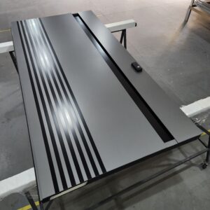 Porta em ACM Dark Grey com frisos na cor preto