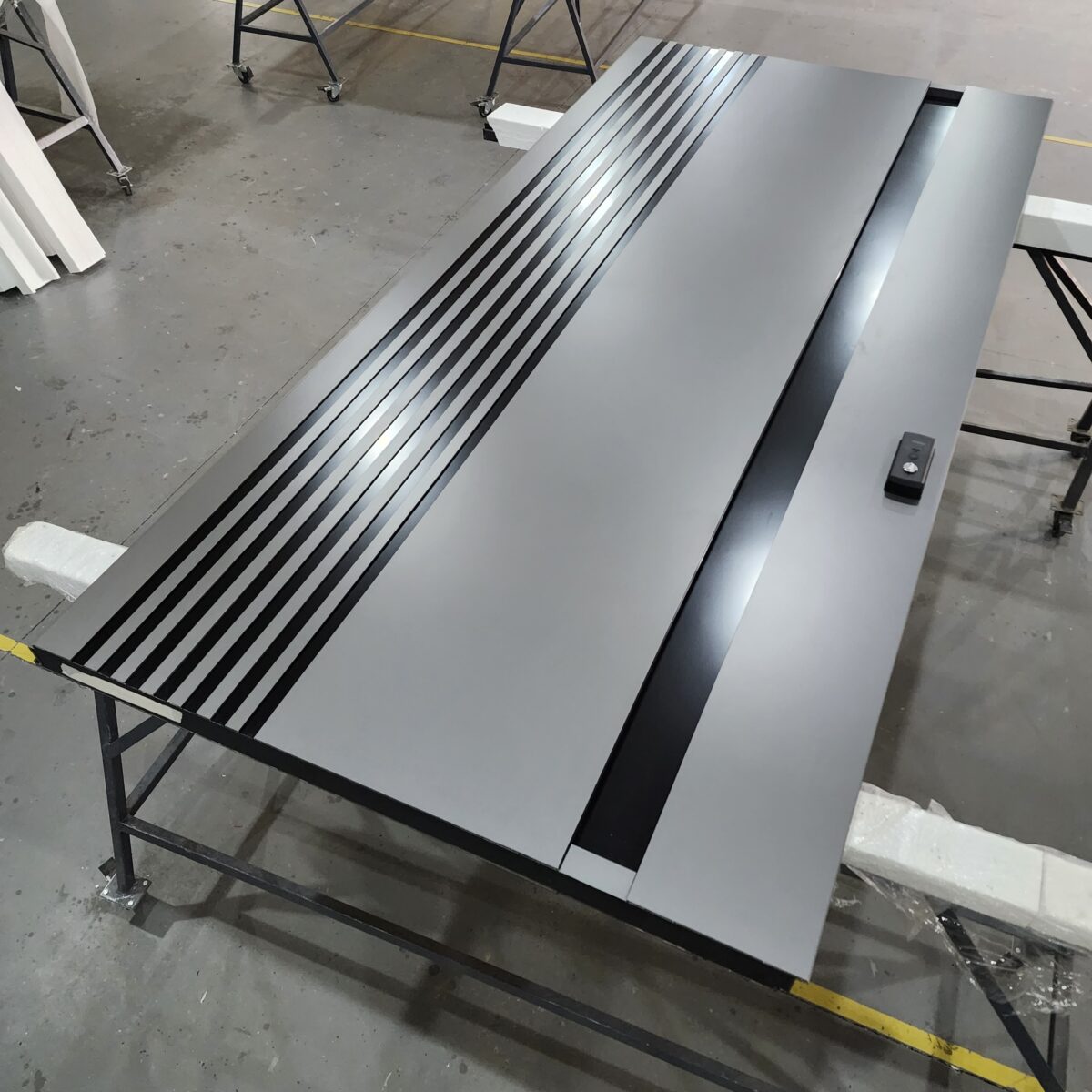 Porta em ACM Dark Grey com frisos na cor preto - Imagem 4