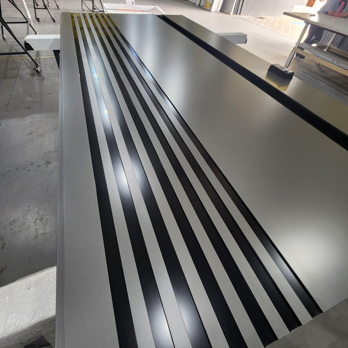 Porta em ACM Dark Grey com frisos na cor preto - Imagem 5