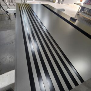 Porta em ACM Dark Grey com frisos na cor preto - Imagem 5