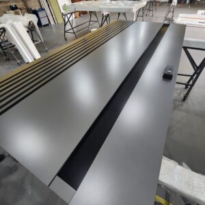 Porta em ACM Dark Grey com frisos na cor preto - Imagem 6