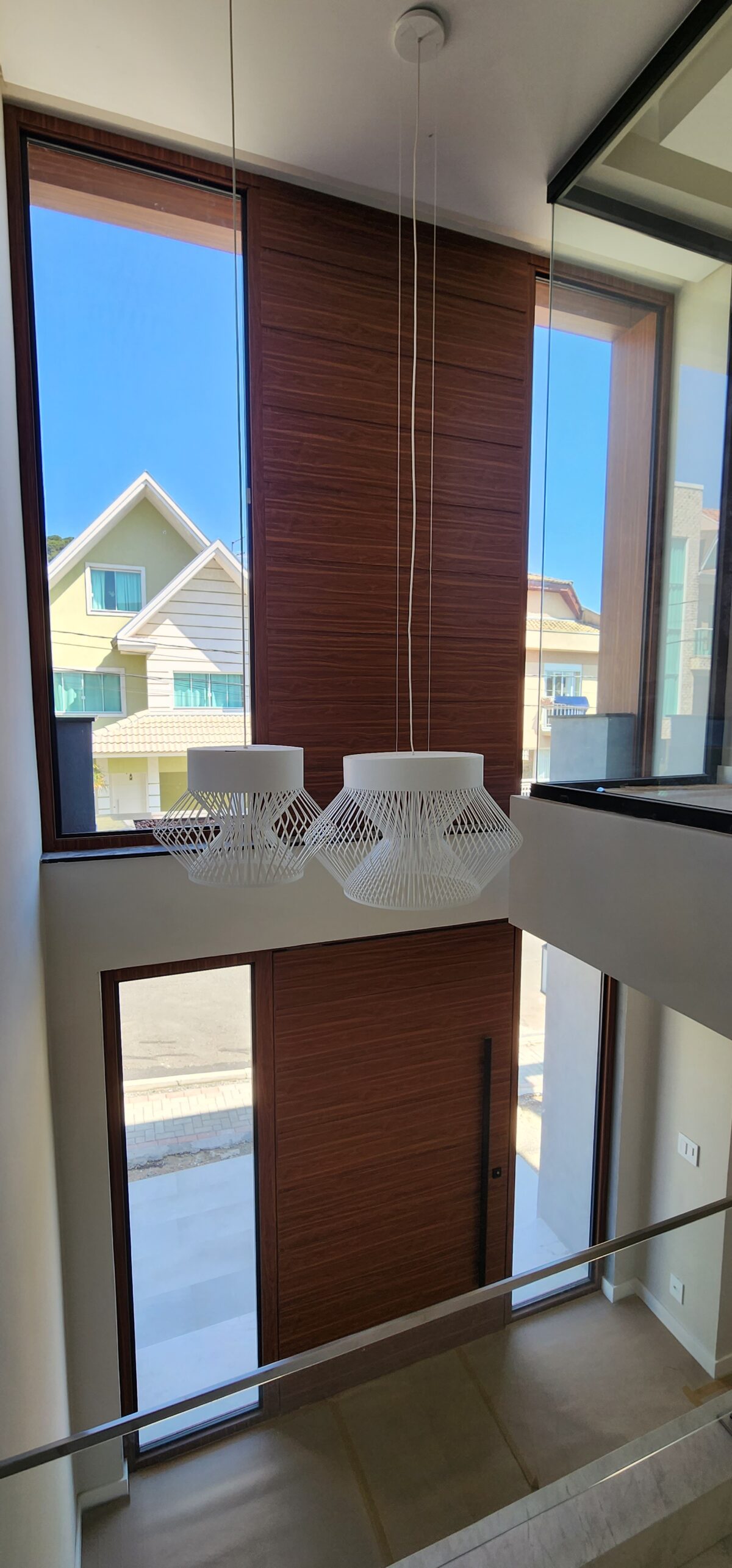 Porta em ACM Wood Mogno com portais de vidro e bandeira superior seguindo o mesmo designer - Imagem 11