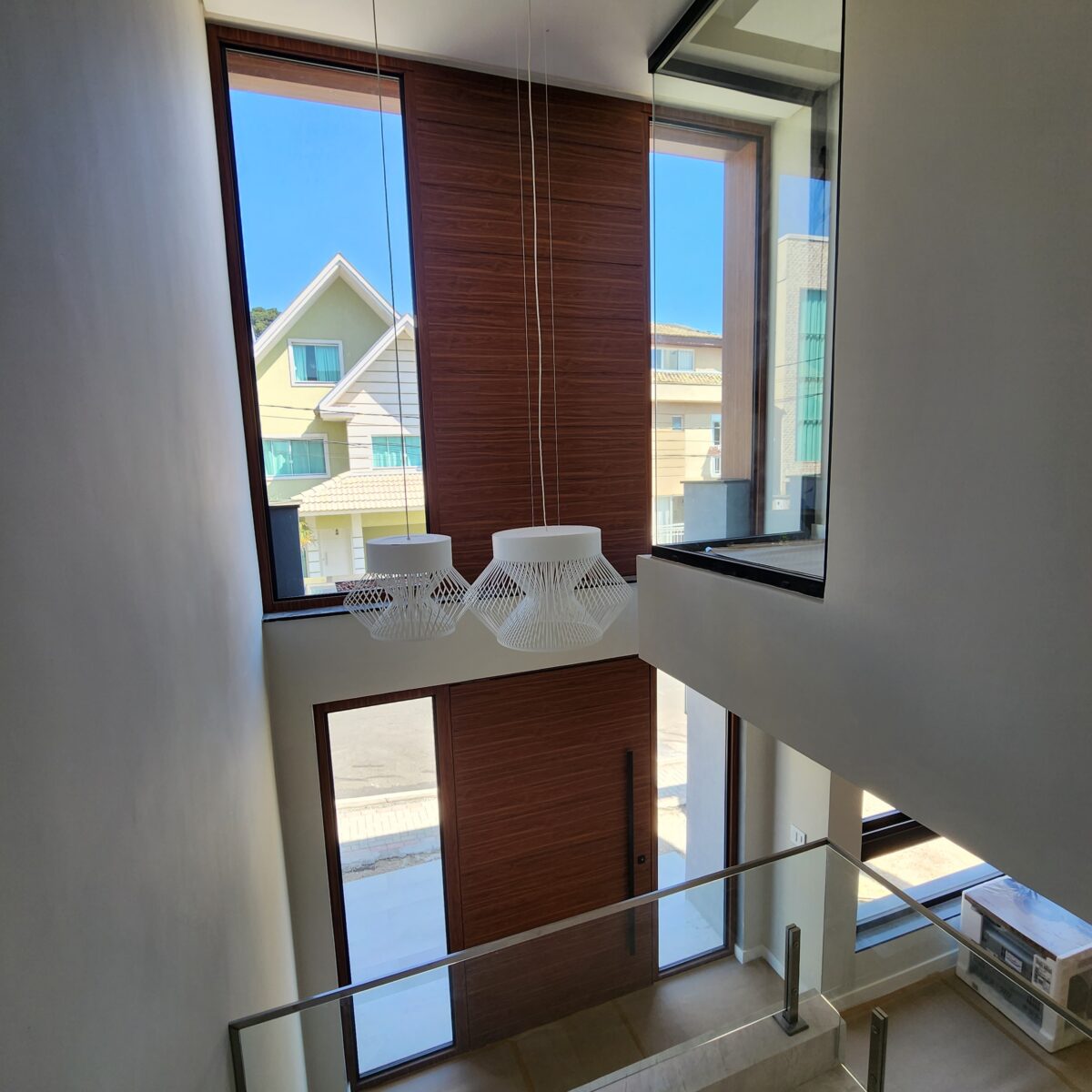 Porta em ACM Wood Mogno com portais de vidro e bandeira superior seguindo o mesmo designer - Imagem 10