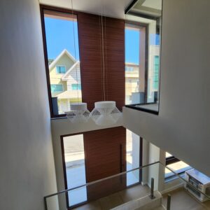 Porta em ACM Wood Mogno com portais de vidro e bandeira superior seguindo o mesmo designer - Imagem 10