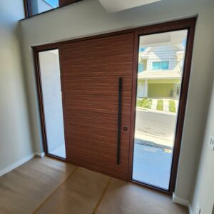 Porta em ACM Wood Mogno com portais de vidro e bandeira superior seguindo o mesmo designer - Imagem 7