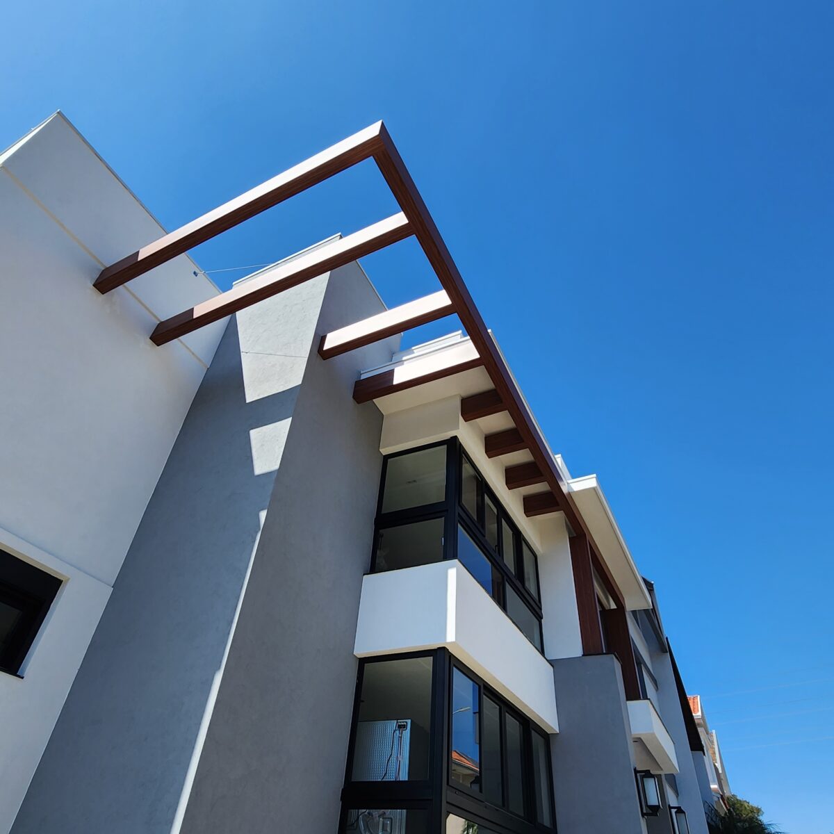 Porta em ACM Wood Mogno com portais de vidro e bandeira superior seguindo o mesmo designer - Imagem 12