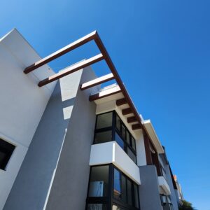 Porta em ACM Wood Mogno com portais de vidro e bandeira superior seguindo o mesmo designer - Imagem 12