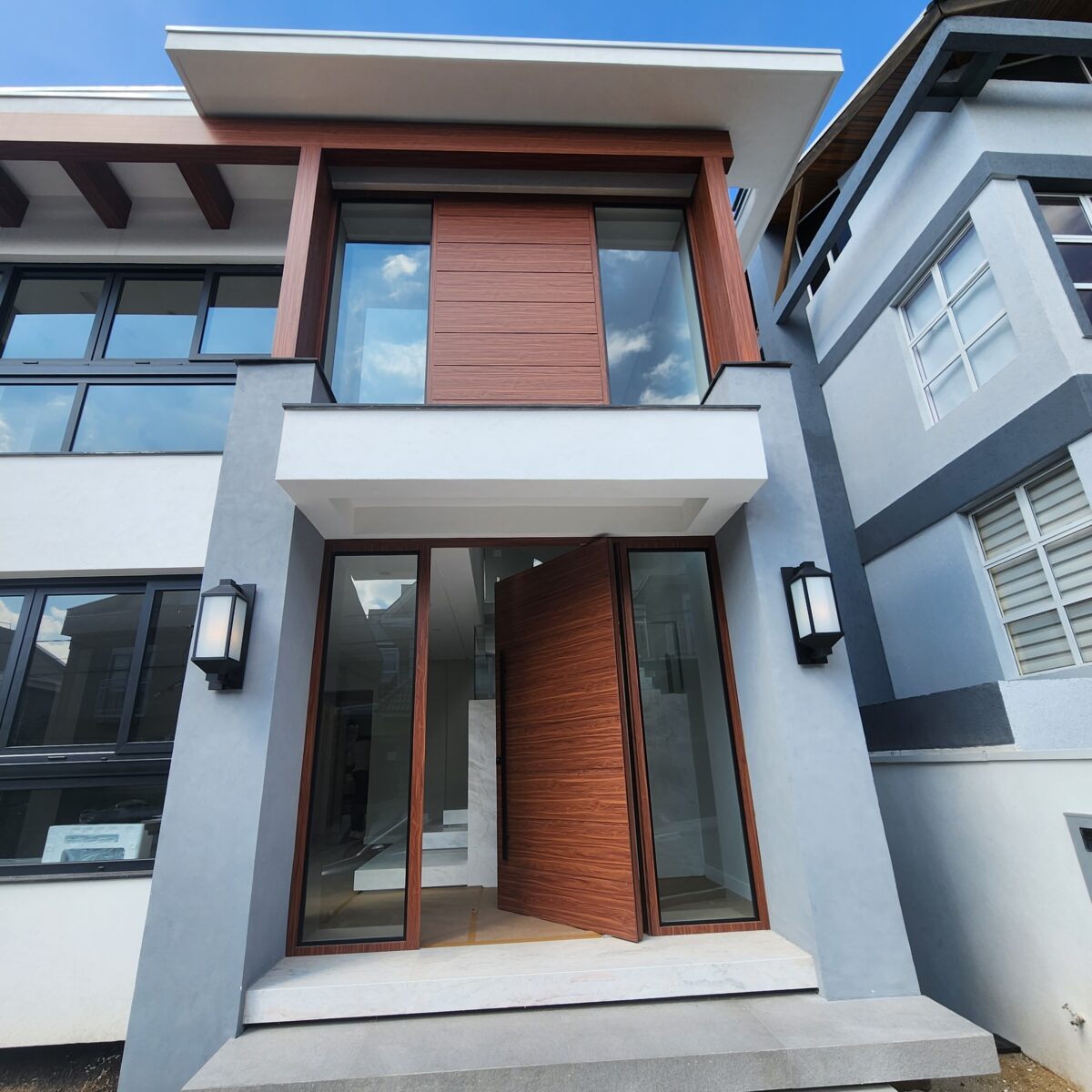 Porta em ACM Wood Mogno com portais de vidro e bandeira superior seguindo o mesmo designer - Imagem 3