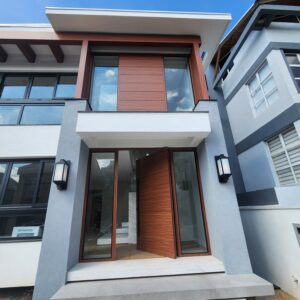 Porta em ACM Wood Mogno com portais de vidro e bandeira superior seguindo o mesmo designer - Imagem 3