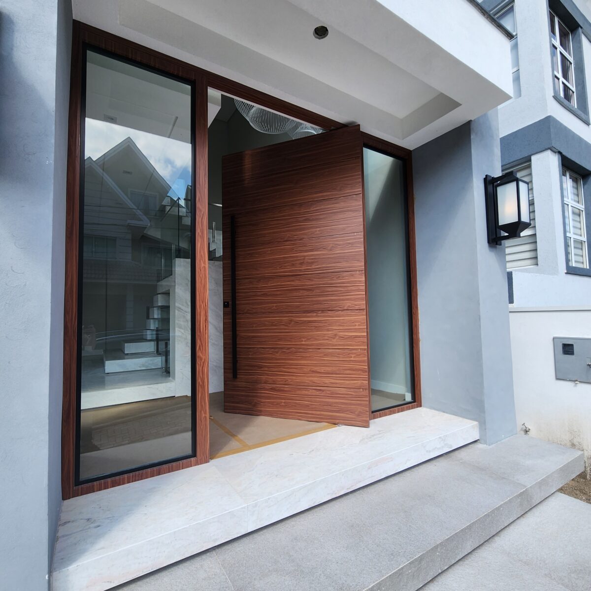 Porta em ACM Wood Mogno com portais de vidro e bandeira superior seguindo o mesmo designer - Imagem 8