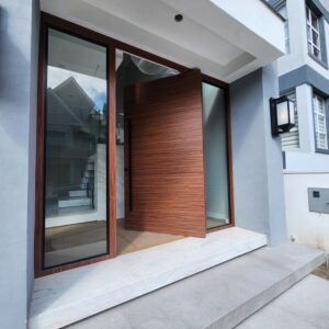 Porta em ACM Wood Mogno com portais de vidro e bandeira superior seguindo o mesmo designer - Imagem 8