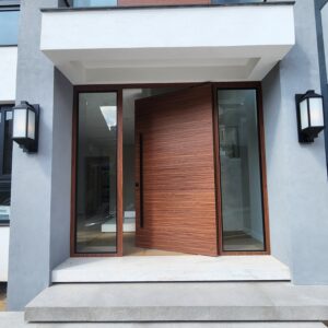 Porta em ACM Wood Mogno com portais de vidro e bandeira superior seguindo o mesmo designer - Imagem 6