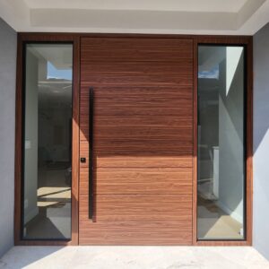 Porta em ACM Wood Mogno com portais de vidro e bandeira superior seguindo o mesmo designer - Imagem 5