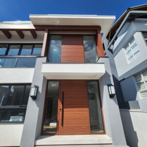 Porta em ACM Wood Mogno com portais de vidro e bandeira superior seguindo o mesmo designer - Imagem 2