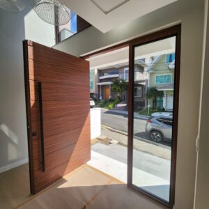 Porta em ACM Wood Mogno com portais de vidro e bandeira superior seguindo o mesmo designer - Imagem 9