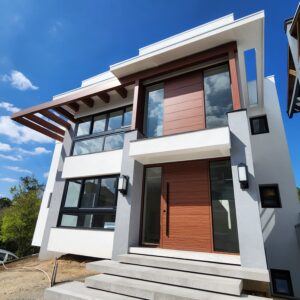 Porta em ACM Wood Mogno com portais de vidro e bandeira superior seguindo o mesmo designer