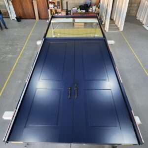 Porta em ACM duas folhas colonial azul cobalto com bandeira superior com vidro