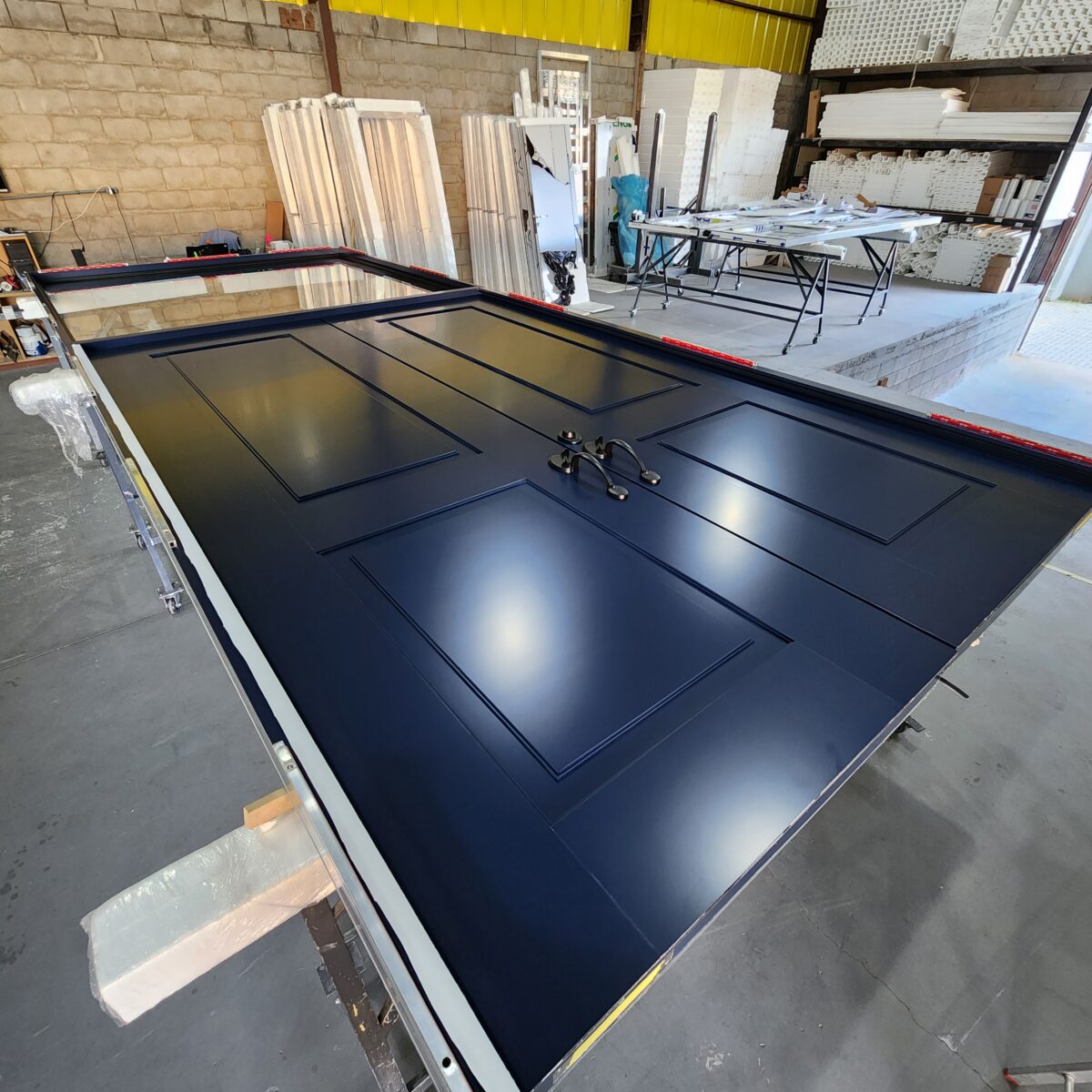 Porta em ACM duas folhas colonial azul cobalto com bandeira superior com vidro - Imagem 3