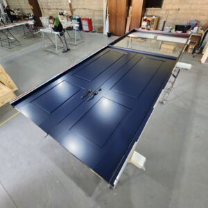 Porta em ACM duas folhas colonial azul cobalto com bandeira superior com vidro - Imagem 4