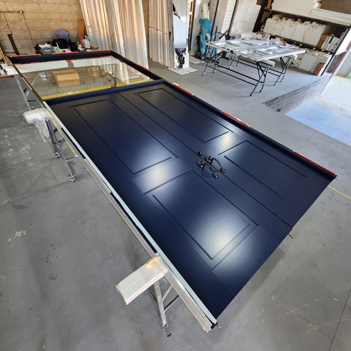 Porta em ACM duas folhas colonial azul cobalto com bandeira superior com vidro - Imagem 5