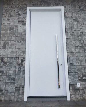 Porta em ACM branco fosco lisa