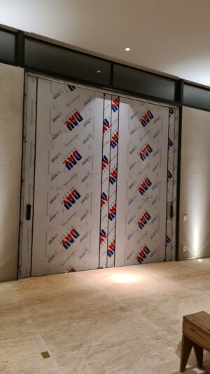 Porta em ACM duas folhas com pivotante central