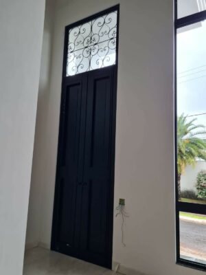 Porta em ACM preto fosco modelo colonial com grade superior - Imagem 5