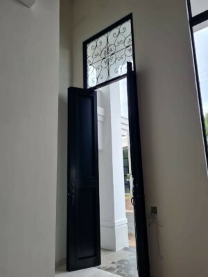 Porta em ACM preto fosco modelo colonial com grade superior - Imagem 6