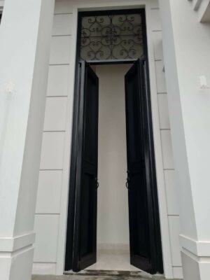 Porta em ACM preto fosco modelo colonial com grade superior - Imagem 7