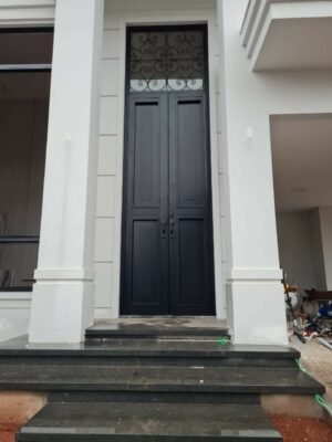 Porta em ACM preto fosco modelo colonial com grade superior - Imagem 8